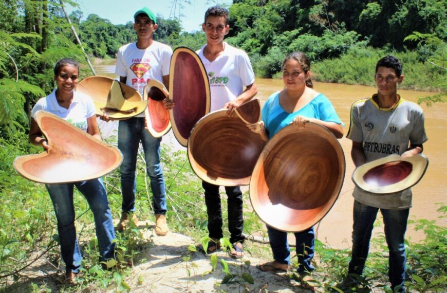 O Governo do Acre, Instituto Senai e Programa REM Acre promovem curso de confecção de gamelas com resíduos de manejo florestal