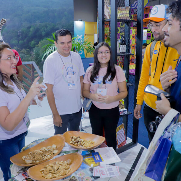 Degustação de quitutes acreanos e exposição indígena chamam a atenção de turistas na Abav Expo