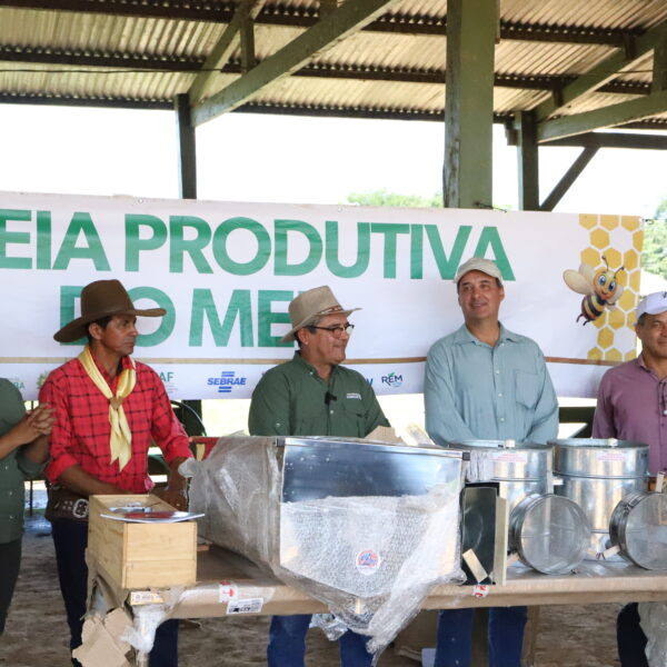 Governo apoia produção de mel com a entrega de equipamentos a produtores do Alto Acre