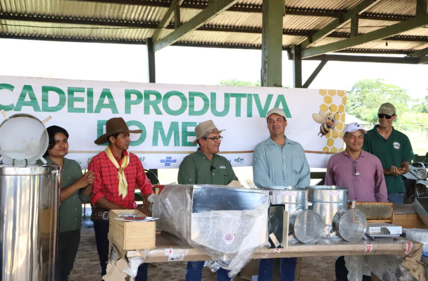Governo apoia produção de mel com a entrega de equipamentos a produtores do Alto Acre